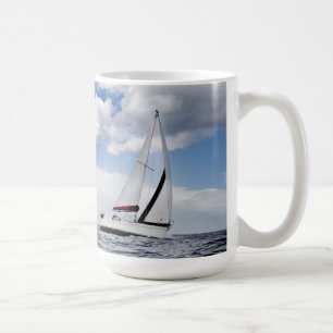 Caneca De Café Navigação do iate no mar aberto