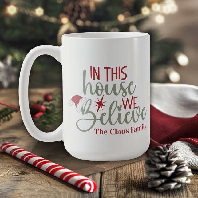 Caneca De Café Nesta Assembleia, Acreditamos Que É Um Bom Natal (In This House We Believe Cute Custom Christmas Coffee Mug. Just add your family name!)