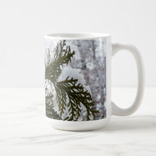 Caneca De Café Neve nas ramificações verdes