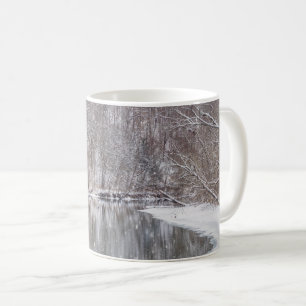 Caneca De Café Neve Sobre O Rio Finley