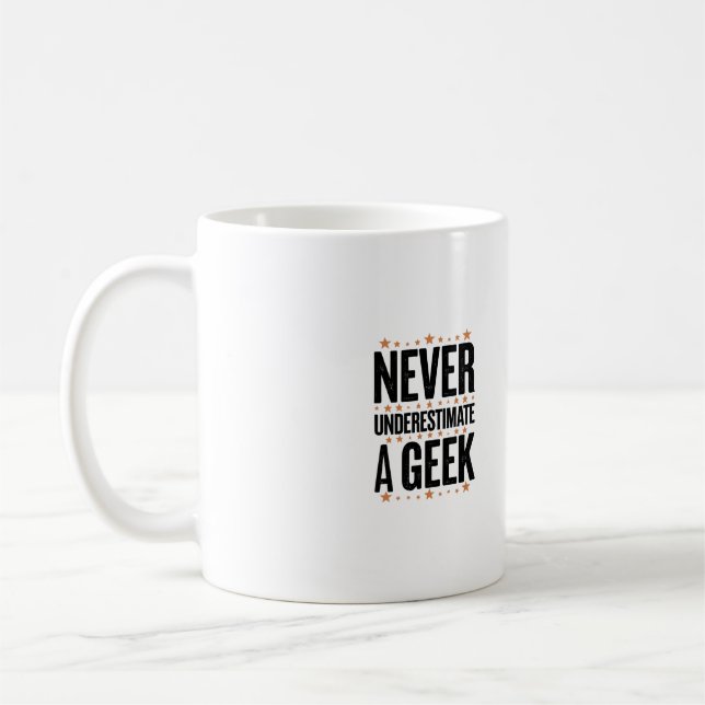 Caneca De Café never underestimate a geek (Esquerda)
