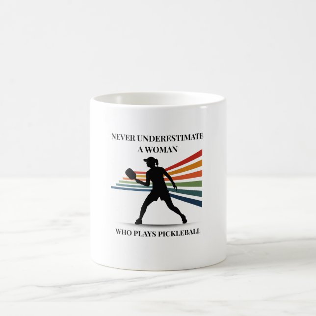Caneca De Café Never underestimate a woman who play pickleball (Centro)
