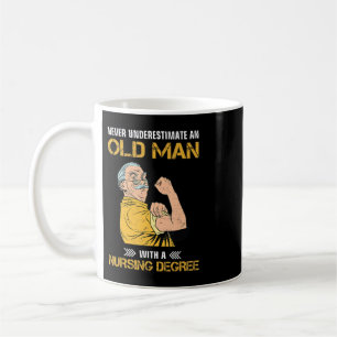 Caneca De Café never underestimate an old man with nursing degree