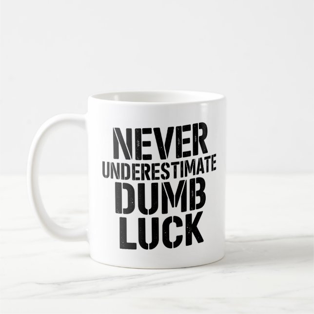 Caneca De Café "Never Underestimate Dumb Luck" Saying (Esquerda)