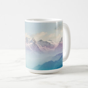 Caneca De Café Névoa da manhã em um vale alpino