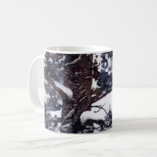 Caneca De Café Nevoeiro durante o inverno coberto de pinheiros es