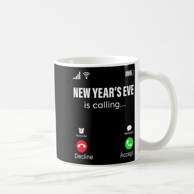 Caneca De Café New Years Eve Is Calling Funny Happy New Year 2026 (Direita)