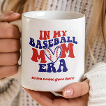 CANECA DE CAFÉ NO MEU NOME DE EQUIPE DE RETRO DE VINTAGEM DA MÃE<br><div class="desc">Prepare-se para mostrar seu orgulho de mãe de beisebol com nossa encantadora caneca de café: uma fonte vintage charmosa dizendo "na minha era da mãe de beisebol", aliada a uma bola em forma de coração para puxar seus corações. Deixamos um espaço especial apenas para o nome de sua equipe, permitindo...</div>