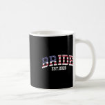 Caneca De Café Noiva do noivo. casal do Recem casados de Sinaliza<br><div class="desc">Noiva do noivo. Casamento dos Casais do Recem casados de Bandeira dos Estados Unidos 2025</div>