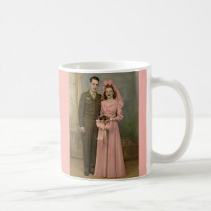 Caneca De Café noiva e noiva soldado dos anos 40 de vestido rosa