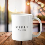 Caneca De Café Noiva Mínima Personalizada Wifey Modern<br><div class="desc">Crie um presente personalizado para a noiva recém-casada com esta caneca de wifey personalizada.</div>