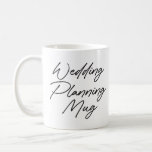 Caneca De Café Noivado Casamento Planejando Mug Futuro Nome<br><div class="desc">Planejamento de Casamento não é uma corrida, é uma maratona! Mantenha-se hidratado com sua própria Mug de Planejamento de Casamento de Casamento com o moderno Roteiro de Caligrafia e o nome da noiva ou do noivo na parte de trás da caneca. Um presente de noivado super divertido para a noiva...</div>