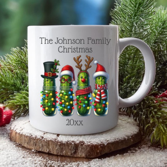 Caneca De Café Nome da Família de Picles de Natal Engraçado (Funny Christmas pickles family name and date mug for the holidays)