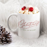 Caneca De Café Nome da Família de Script Moderno de Natal<br><div class="desc">Design de caligrafia de Natal moderna e minimalista com seu nome familiar! Simples, mas clássico, na moda em vermelho e verde, esta caneca fofa dá festas à família! Balançar as férias em nossas canecas personalizadas com roteiro moderno. Desembrulhe a alegria! 🎄 👨 👩 ‍ 👧 ‍ ‍ #ChristmasStyle #FamilyLove #FesestiveFamily...</div>