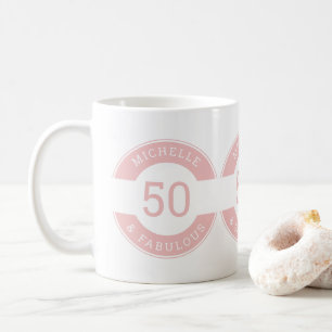 Caneca De Café Nome de festa de aniversário moderno rosa 50 e fab