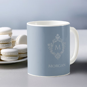 Caneca De Café Nome de Monograma Azul Empoeirado Suntuoso Brasão 