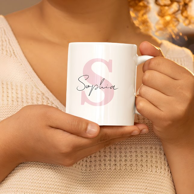 Caneca De Café Nome de Script com Monograma Rosa Personalizado (Criador carregado)