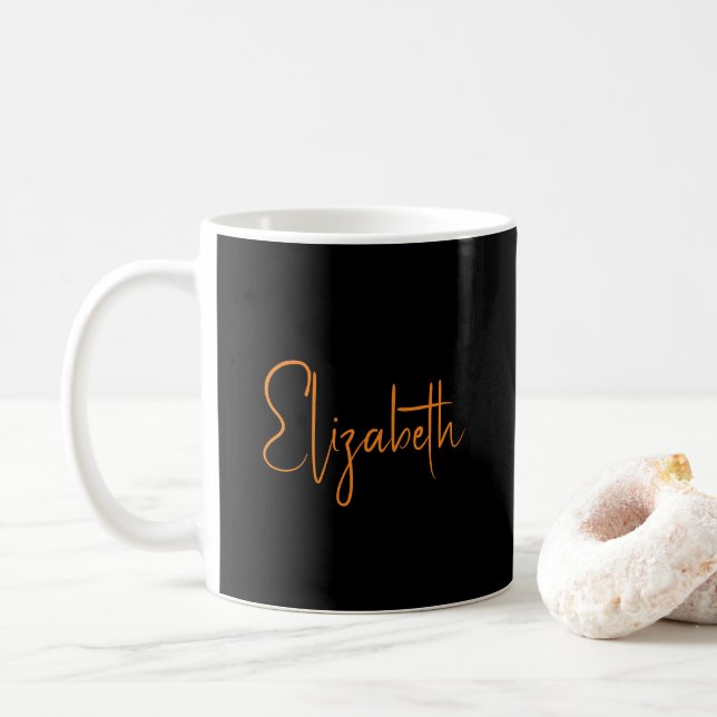 Caneca De Café Nome de Script Personalizado Elegante Preto Person (Com Donut)