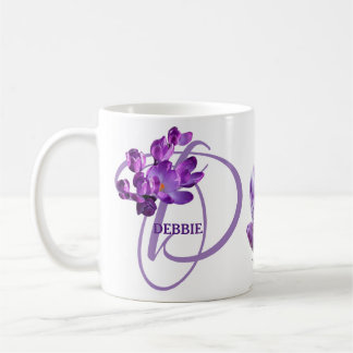 Caneca De Café Nome Debbie personalizável crocus floral roxo