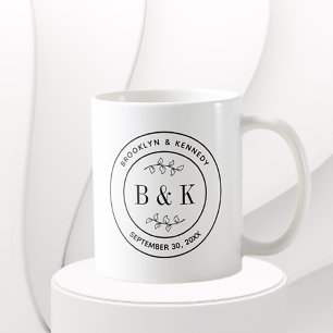 Caneca De Café Nome do Casal de Casamento do Monograma Floral Bot