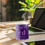 Caneca De Café Nome do monograma de brilho púrpura<br><div class="desc">Uma caneca de moda e moda. Um fundo roxo profundo chico decorado com gotas de brilho sujo,  poeira. Personalize e adicione um nome e iniciais de monograma. Letras púrpuras e brancas de cor.</div>