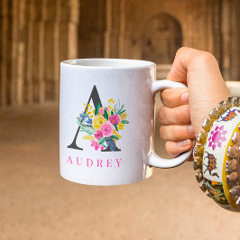 Caneca De Café Nome do monograma de cor aquosa rosa claro floral
