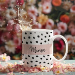 Caneca De Café Nome do Monograma Moderno | Pastel Pink & Black Po<br><div class="desc">Nome do Monograma Moderno | Pastel Pink & Black Pontos</div>