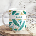 Caneca De Café Nome do Script de Penas Douradas e Teais Boho<br><div class="desc">Elevem seus momentos de café com o Boho Teal e o Dourado Feather Script Name Coffee Mug, uma mistura personalizada de elegância boêmica e estilo calmante. Esta caneca apresenta penas glaciais acentuadas com detalhes inspirados em ouro, em conjunto com seu nome de script personalizado para um toque de individualidade e...</div>