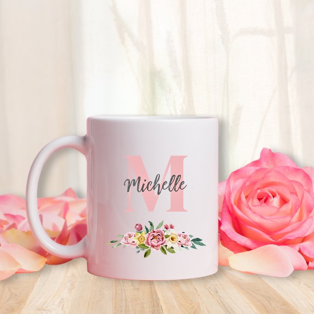 Caneca De Café Nome do Script Monograma Inicial Flores de Aquarel (Personalized Name With Initial Monogram Blush Pink and Watercolor Floral Bouquet Roses Carnation Mug)