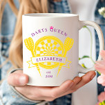 Caneca De Café Nome Dourado Roxo Dark Queen Coffee Mug<br><div class="desc">O nome personalizado da família Dourada Roxo Darts Queen Coffee Mug é um presente prático e na moda que adiciona um nome personalizado Roxo Dart Master Coffee Mug é uma ideia exclusiva e personalizada de presente para os entusiastas do dardo ou membros da família que apreciam jogos. O design personalizado,...</div>