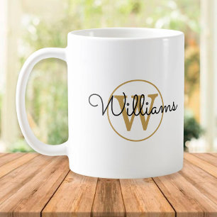 Caneca De Café Nome em letra preta elegante monograma dourado