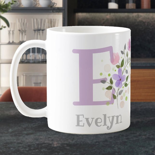 Caneca De Café Nome inicial de adição Evelyn com flores (Criador carregado)