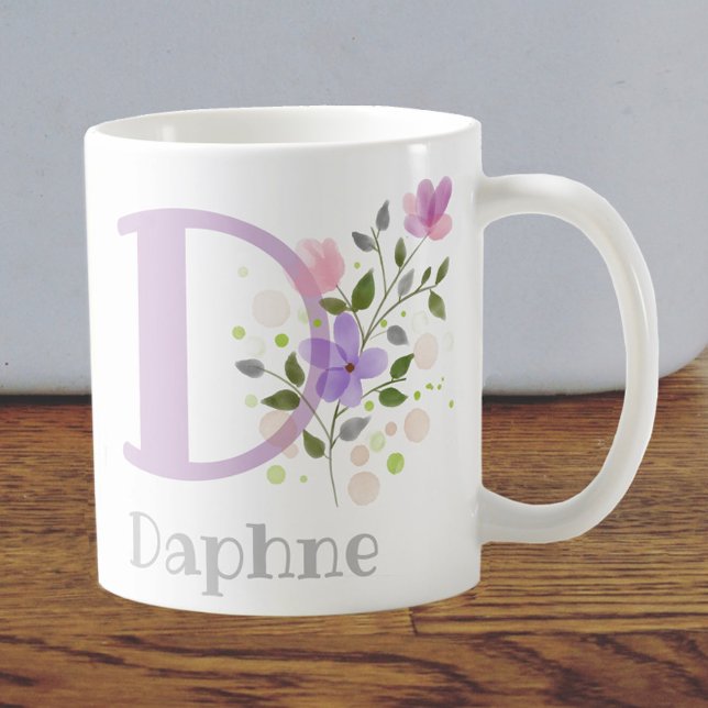 Caneca De Café Nome inicial do Plus Daphne com Flores (Criador carregado)