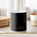 Caneca De Café Nome moderno em monograma de script feminino Ouro<br><div class="desc">Caneca ou xícara de café com monograma de nome em dourado e preto. Este é o presente perfeito para o aniversário de 16 anos,  casamento,  chá de noiva,  aniversário de casamento,  chá de bebê ou festa de despedida de solteira para alguém que ama luxo e estilos chiques.</div>