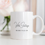 Caneca De Café Nome Moderno Personalizado da Residência Doméstica<br><div class="desc">A caneca de café personalizada chic apresenta o nome da sua residência residencial em caracteres manuscritos pretos modernos com simples informações de localização de todos os bonés. Personalize com o nome da sua casa - Villa   Sobrenome ou outro título preferido - e a localidade e o estado.</div>