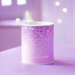 Caneca De Café Nome Monograma Luxo Menina Brilho Roxo<br><div class="desc">Caneca ou Xícara de Monograma Metálico com Brilho Roxo e Lantejoulas de Brilho Metálico. Isso torna o presente perfeito para aniversário de 16 anos,  casamento,  chá de noiva,  aniversário de casamento,  chá de bebê ou festa de despedida de solteira para alguém que ama luxo e estilos chiques.</div>
