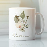 Caneca De Café Nome Personalizado da Orquídea Floral V Boho V Boh<br><div class="desc">Uma caneca de café personalizada com uma letra boêmica "V" monograma,  com ilustrações decorativas de orquídeas e folhas de palma. Personalize-o facilmente com seu nome ou crie um presente único para seus entes queridos.</div>