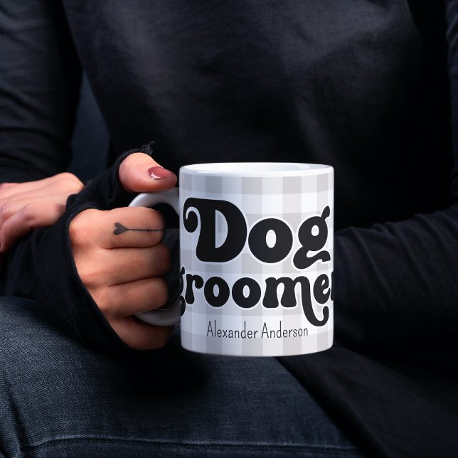 Caneca De Café Nome personalizado de verificação de Cachorro Retr (Retro Dog Groomer Coffee Mug - Personalized Mug for Pet Salon Enthusiasts with Custom Name)