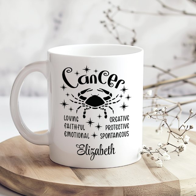 Caneca De Café Nome Personalizado do Horoscópio Zodiac do cancer (Cancer Zodiac Horoscope Custom Name Coffee Mug on a sunny boho wooden kitchen table.)