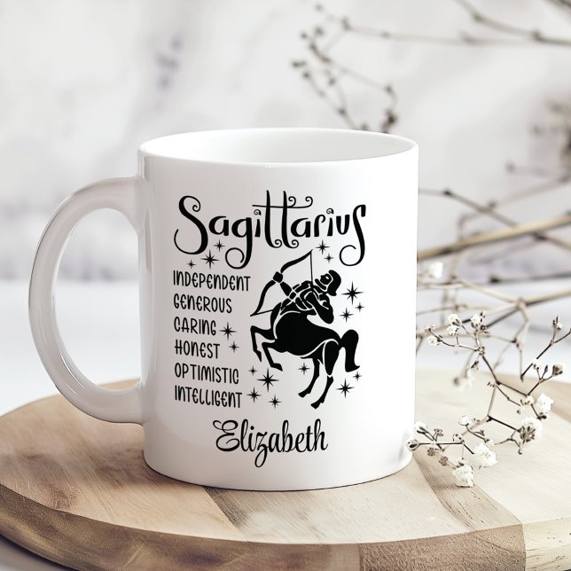 Caneca De Café Nome Personalizado do Horoscópio Zodiac Sagittariu (Sagittarius Zodiac Horoscope Custom Name Coffee Mug on a sunny boho wooden kitchen table.)