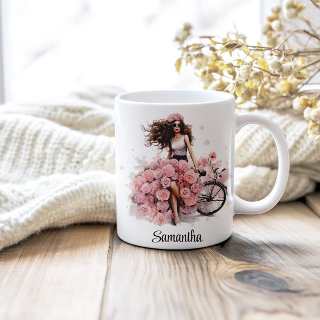 Caneca De Café Nome Personalizado do Modelo de Moda Rosa Dusty (Dusty Pink Peonies Fashion Model Custom Name Coffee Mug on a neutral cozy wooden table.)