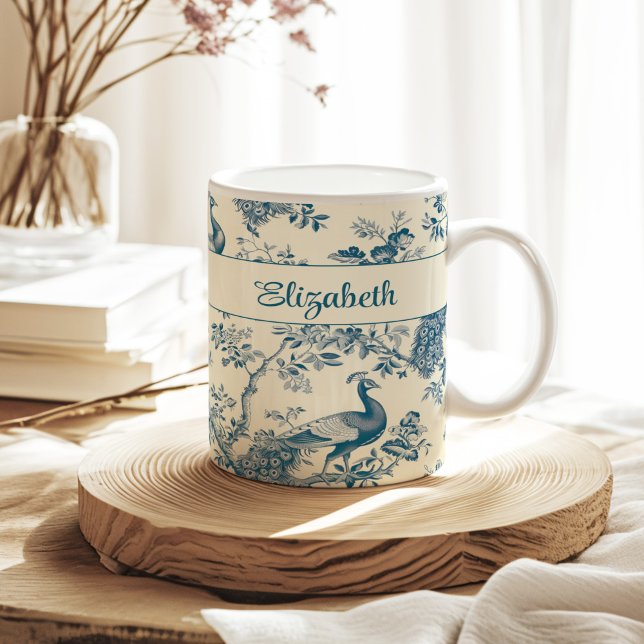 Caneca De Café Nome Personalizado do Pacote Chinoiserie Azul (Blue Chinoiserie Peacock Custom Name Coffee Mug on a sunny neutral boho kitchen table.)