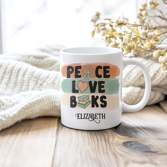 Caneca De Café Nome Personalizado dos Livros de Paz Retroativa (Retro Peace LOVE Books Custom Name Coffee Mug on a neutral cozy wooden table.)