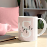 Caneca De Café Nome Personalizado Moderno Monograma Pastel Rosa<br><div class="desc">Nome Personalizado Moderno Monograma Pastel Rosa</div>
