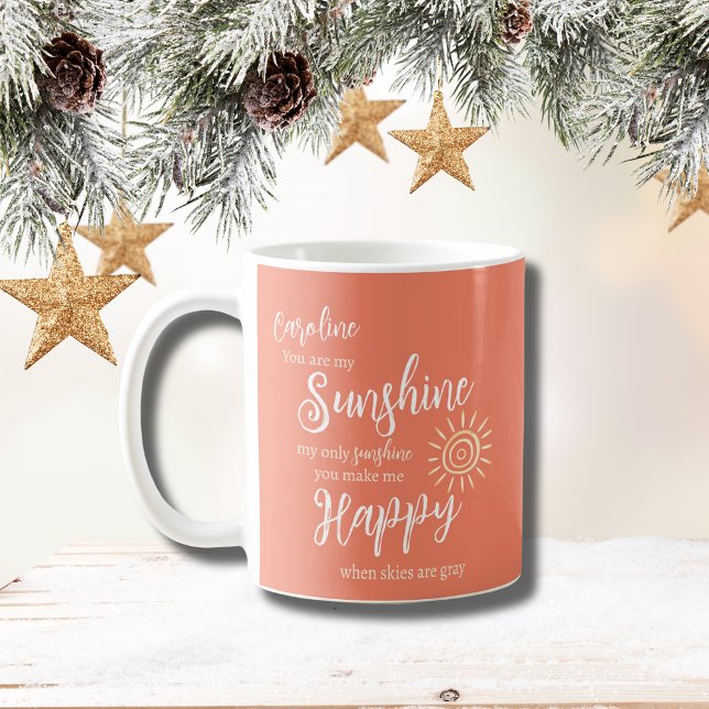 Caneca De Café Nome personalizado Sunshine Me Torne Feliz Pêssego (Personalized You Are My Sunshine You Make Me Happy Mug in Peach Orange with script font and name.)