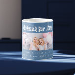 Caneca De Café Nomes azuis empoeirados de fotos de melhores amigo<br><div class="desc">Um fundo cor azul empoeirado. Personalize e adicione a sua própria fotografia, selecione o(s) seu(s) melhor(s) amigo(s) e o local do evento. O texto: Amigos pela Vida é escrito com um roteiro de estilo moderno. Perfeito como presente para você ou como presente de aniversário ou de Natal para seus amigos....</div>
