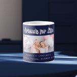 Caneca De Café Nomes de fotografias de melhores amigos marinho az<br><div class="desc">Um fundo azul marinho colorido. A cor azul é irregular. Personalize e adicione a sua própria fotografia, selecione o(s) seu(s) melhor(s) amigo(s) e o local do evento. O texto: Amigos pela Vida é escrito com um roteiro de estilo moderno. Perfeito como presente para você ou como presente de aniversário ou...</div>