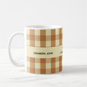 Caneca De Café Nomes Personalizados dos Netos Gingham Marrom Quen