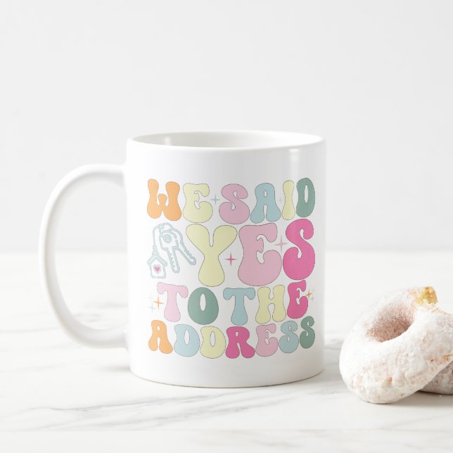 Caneca De Café Nós Dissemos Sim Para O Dono Da Casa Engraçado Gro (Com Donut)