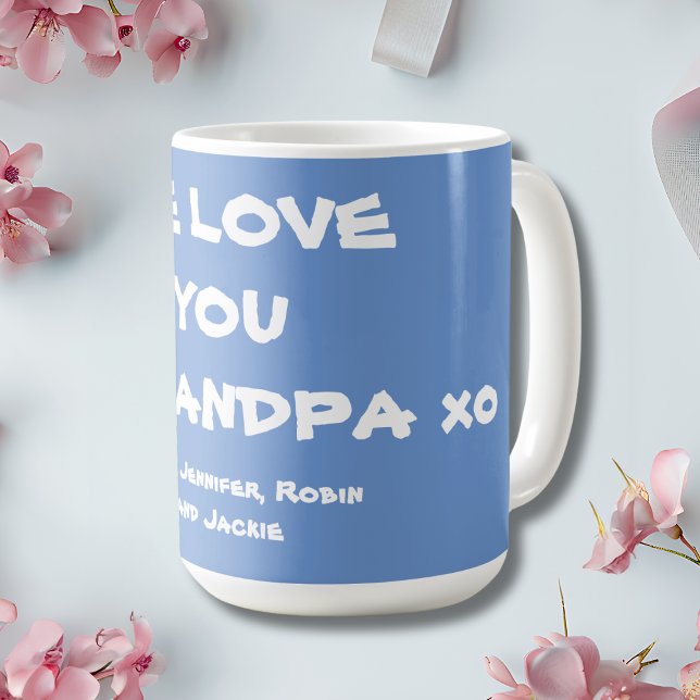 Caneca De Café Nós Te Amo Vovô Personalizado Azul E Branco (We Love You Grandpa Coffee Mug. Whimsical White Script against a Soft Blue Background.)